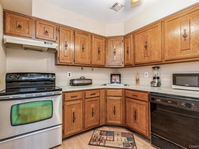 6 Cambridge Drive W