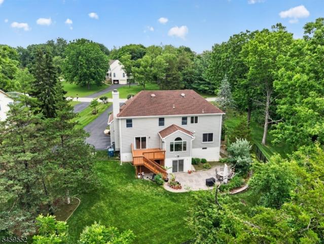 6 Chaucer Dr
