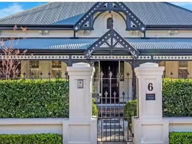 6 Clarence Street, Hyde Park House for rent Listed by Mel Ain.