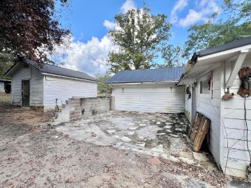 6 Clover Dr
