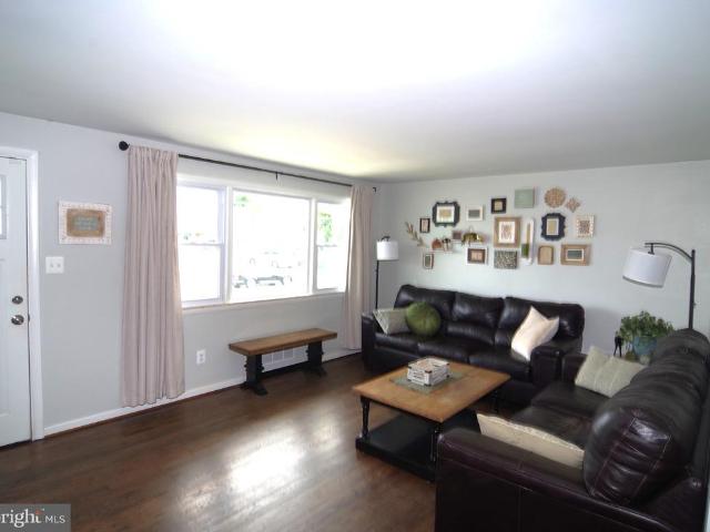 6 Colonial Drive