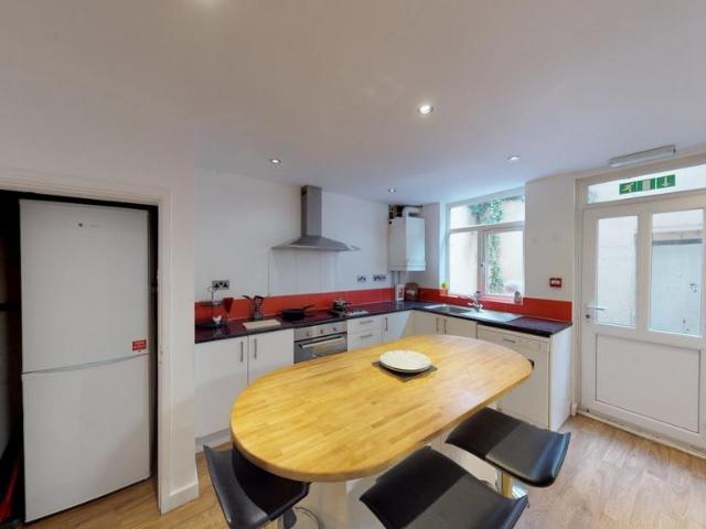 6 Colville Villas, Nottingham, NG1 4HN 6 bed semi detached house to rent £3,692 pcm £852 pw