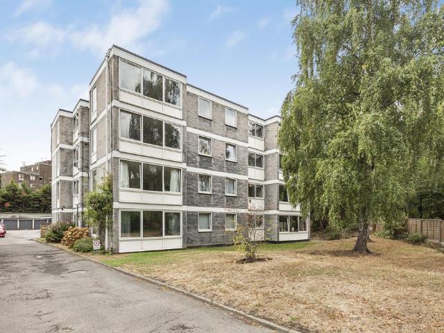 6 Cressy House, Queens Ride, Barnes. 2 bed apartment to rent £2,200 pcm £508 pw