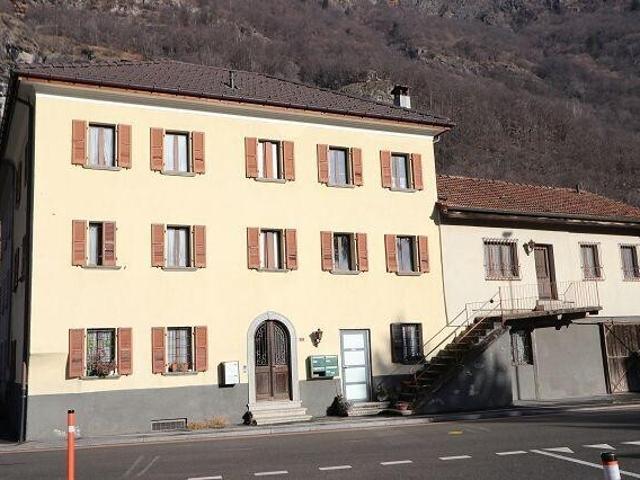 6 Familienhaus mit Garten / Haus mit 6 Wohnungen mit Garten