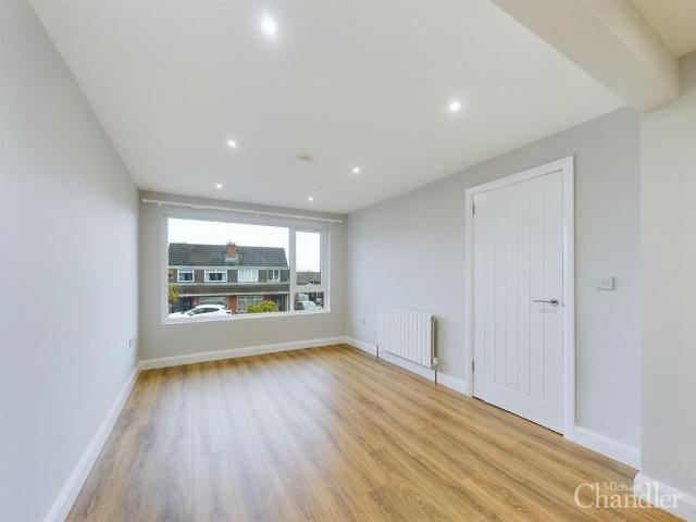 6 Glennor Crescent West, Carryduff, BT8 8JF