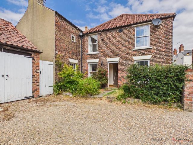 6 Grosvenor Place, Beverley HU17 8LY 4 bed house to rent £1,650 pcm £381 pw