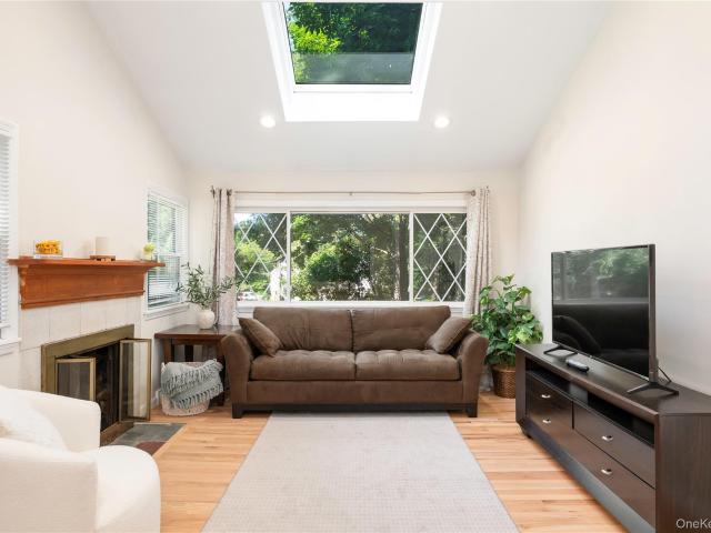 6 Hemlock Trail Court