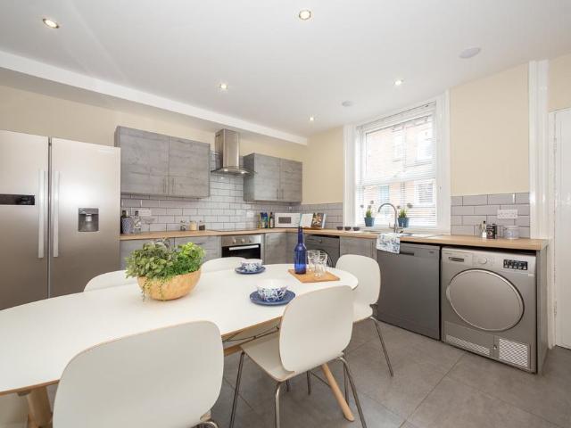 6 Hessle View, Hyde Park, Leeds, LS6 1ER 5 bed terraced house to rent £2,622 pcm £605 pw