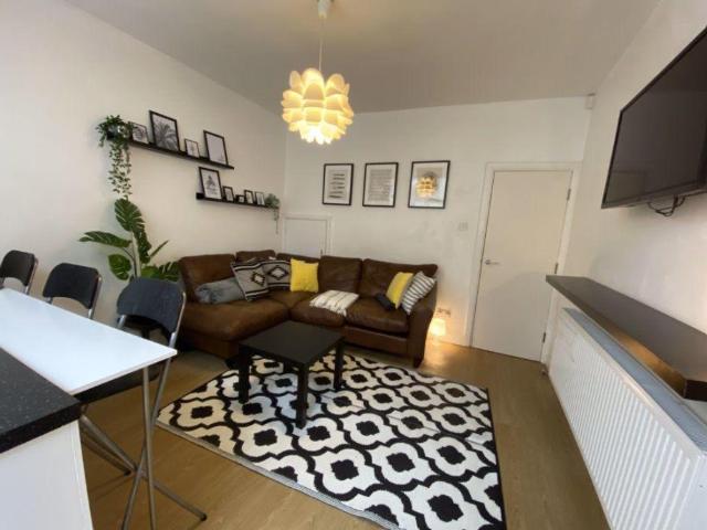 6 Holly Grove, Metchley, B29 6EQ, United Kingdom | 5 bed townhouse for rent #70070703 | Rentberry