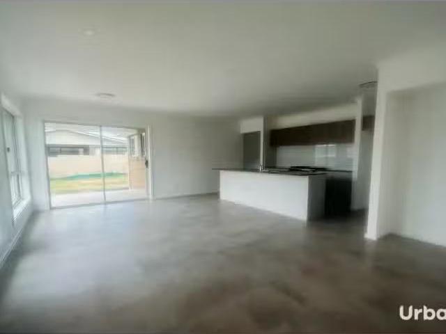 6 Ivey Avenue, North Rothbury House for rent Listed by Bernad.