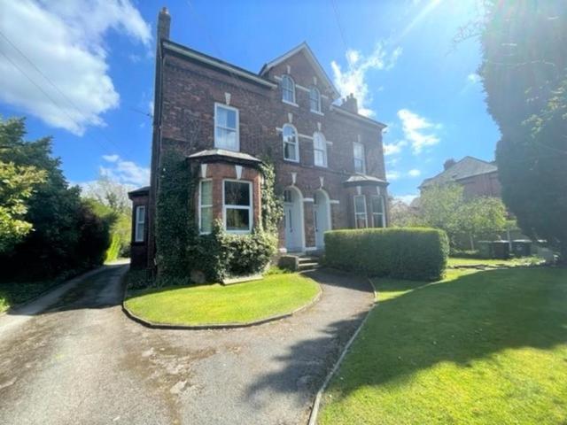 6 Irlam Road, Sale Studio to rent £595 pcm £137 pw
