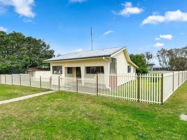 6 Kopa Street, Whitebridge House for rent Listed by Rex Muir.