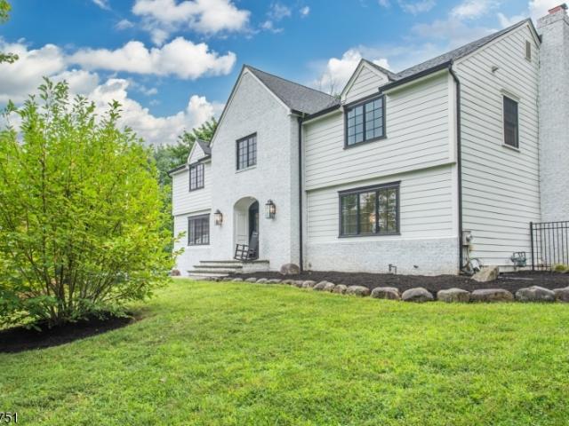6 Lauri Dr