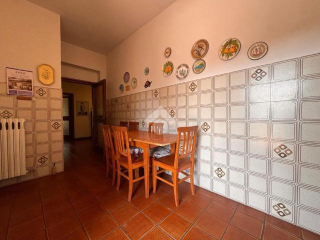 6 locali in affitto