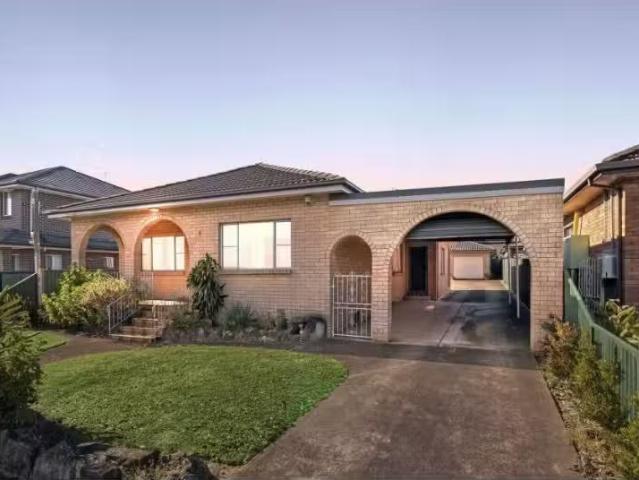 6 Prairie Vale Road, Bankstown House for rent Listed by Dylan.