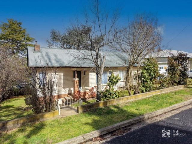 6 Quin Avenue, mid century charm in central Armidale