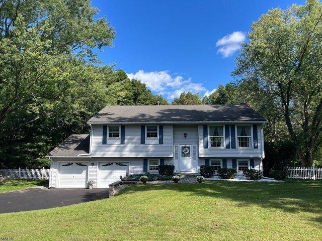 6 Redwood Dr, Clinton Township, NJ 08809