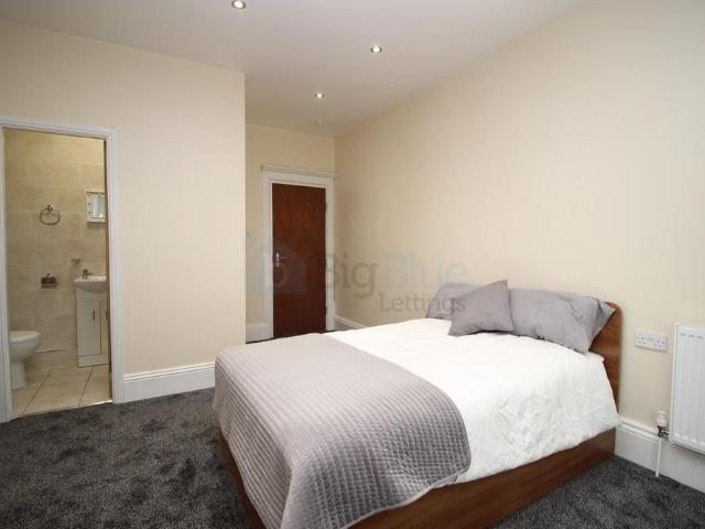 6 St Michaels Villas, Headingley. 9 bed semi detached villa to rent £5,655 pcm £1,305 pw