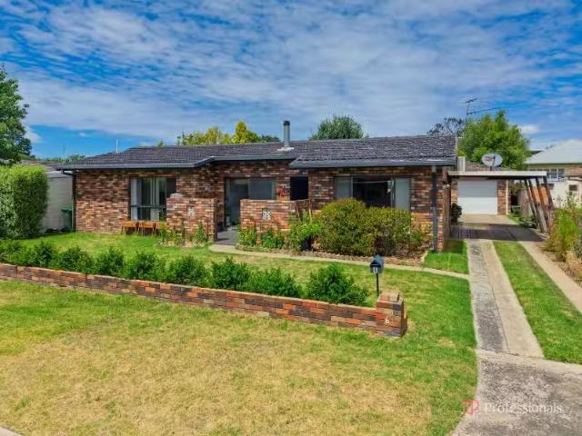 6 Solomon Avenue, Armidale House for rent Listed by Property.