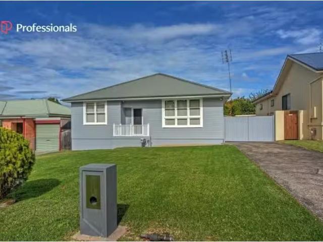 6 Wilson Avenue, Nowra House for rent Listed by Amanda Poulto.