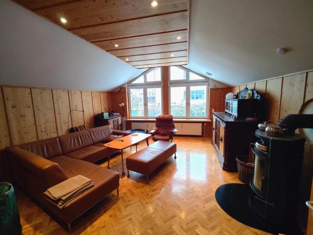 6 Zimmer Wohnung OG+DG, 139 m² mit großem Grundstück