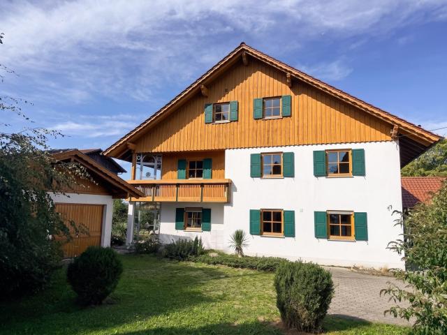 6 Zimmer Doppelhaushälfte mit Garten, Südbalkon und Garage in Germaringen