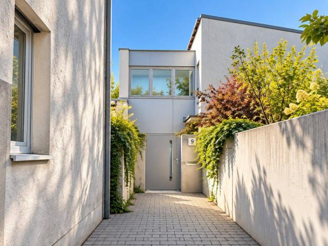 6 Zimmer Reihen Atriumhaus mit Swimmingpool und Sauna in grüner Lage