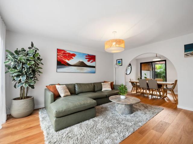 6 12 Month Lease: UNFURNISHED Stylish Townhouse with Private Outdoor Entertaining