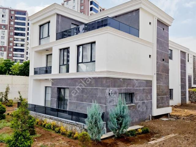 6.5+1 Satılık 3 Katlı Lüks Tripleks Villa Dokuz Çeltik