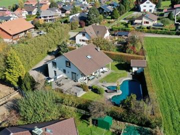 6.5pcs freistehende Villa mit Pool in idyllischer Umgebung