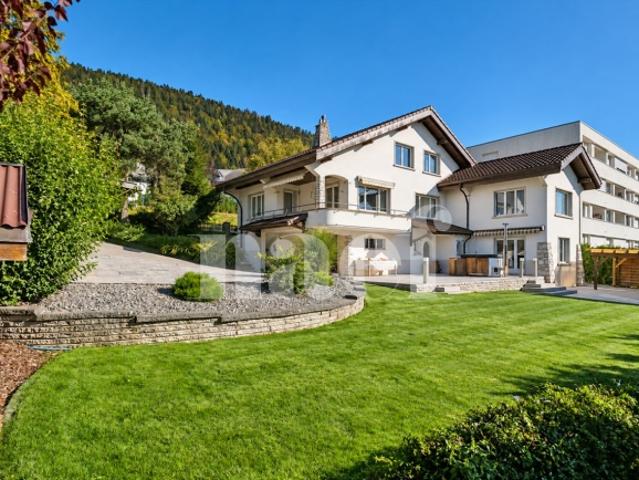 Opulente freistehende Villa mit 6,5 Zimmern und Nebengebäuden