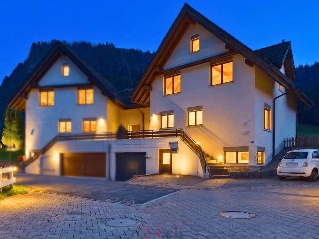 6.5 Zi. Doppelhaushälfte mit Studio, Garten und Bergblick
