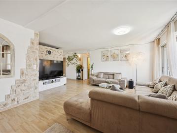 6.5 Zimmer Dachwohnung mit Balkon flexibel teilbar in 3.5 & 4.5 Zimmer