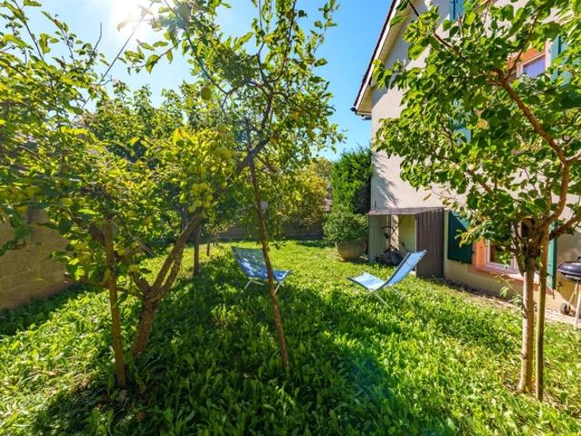 6,5 Zimmer Dorfhaus im Herzen von Begnins – Garten, Terrasse und zwei Garagen