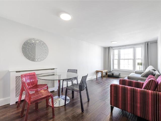 6 9 Market Place, Kingston upon. 2 bed apartment to rent £2,400 pcm £554 pw