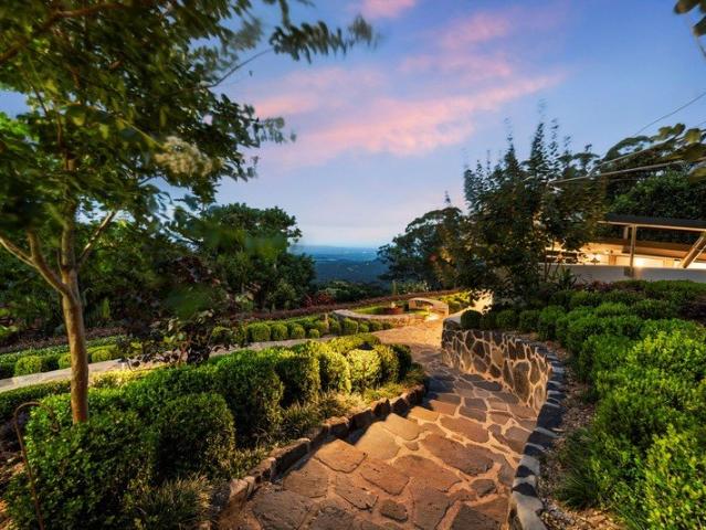 6bed 3bath 4car Escarpment Views! NO BILLS Solar, water tanks, garden and lawn maintenance INCLUDED! Furnished or unfurnished, you choose!