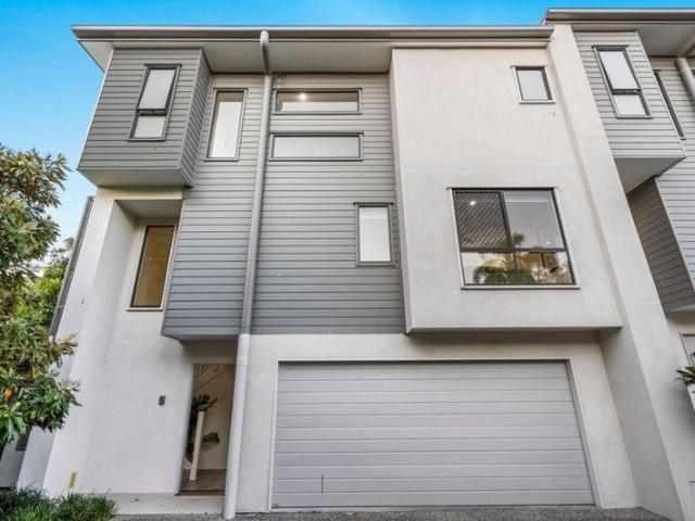 6yr old tri level townhouse