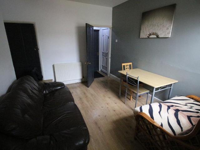 73 Thesiger Street, Lincoln. 4 bed house to rent £1,150 pcm £265 pw