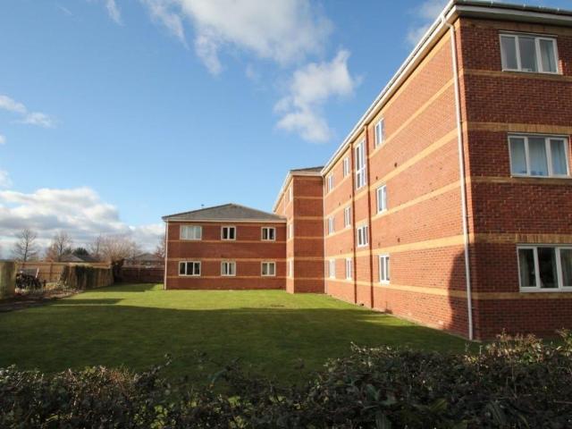 73 Bristol Road, Quedgeley. 2 bed flat to rent £1,000 pcm £231 pw