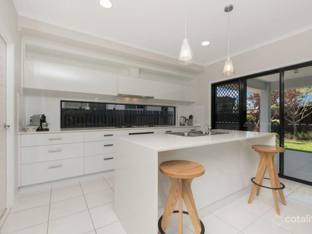 73 Iona AvenueBurdell QLD 4818, Australia