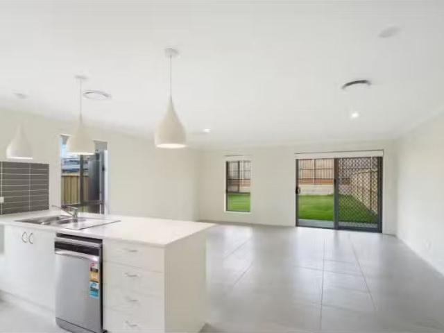 73A Malachite Street, Chisholm Townhouse for rent Listed by A.