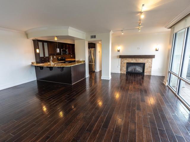 700 E 9th 10M Street