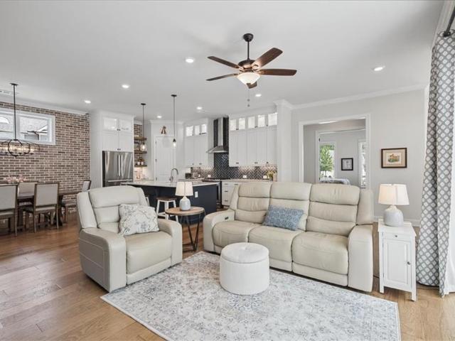 700 Hickory Hollow Walk
