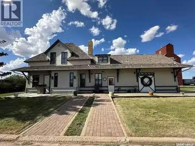 700 Main Street E, Gravelbourg, SK, S0H 1X0 house for sale.