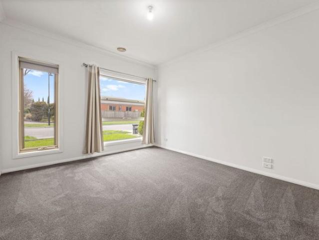 $700 pw / $3041 pcm
