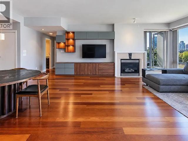 702 1383 MARINASIDE CRESCENT