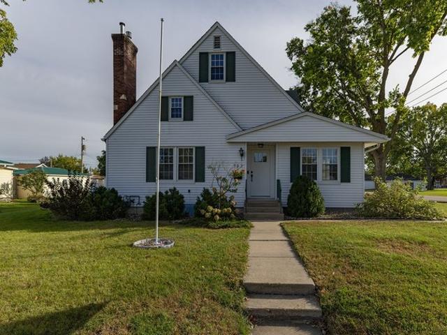702 4th Ave, Camanche, IA 52730