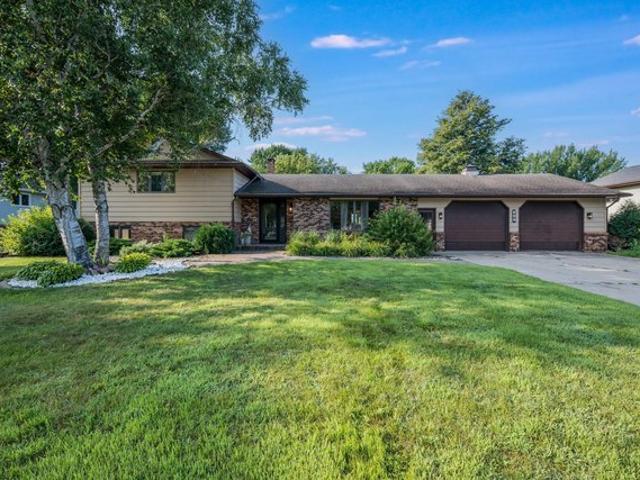 702 SW 8th St, Wells, MN 56097