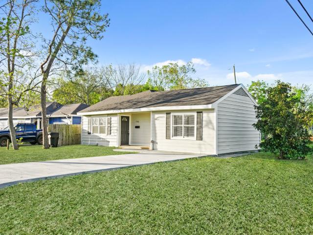702 S Nugent St, La Porte, TX 77571 | MLS #37217