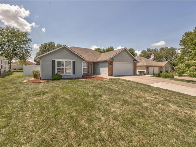 702 SW Hillside Court